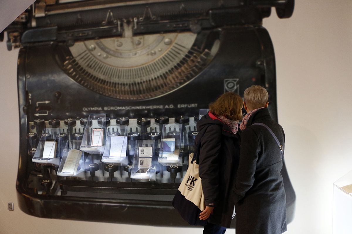 dwie uczestniczki spotkania oglądają wystawę w Muzeum Historycznym w Legionowie