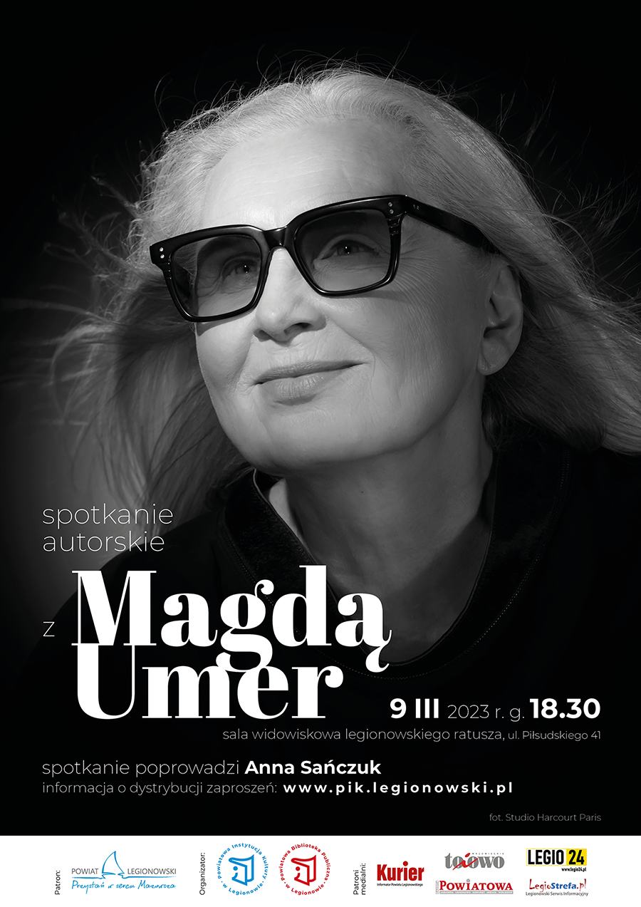 czarno-biała fotografia Magdy Umer, z rozwianymi jasnymi włosami, w przyciemnianych okularach