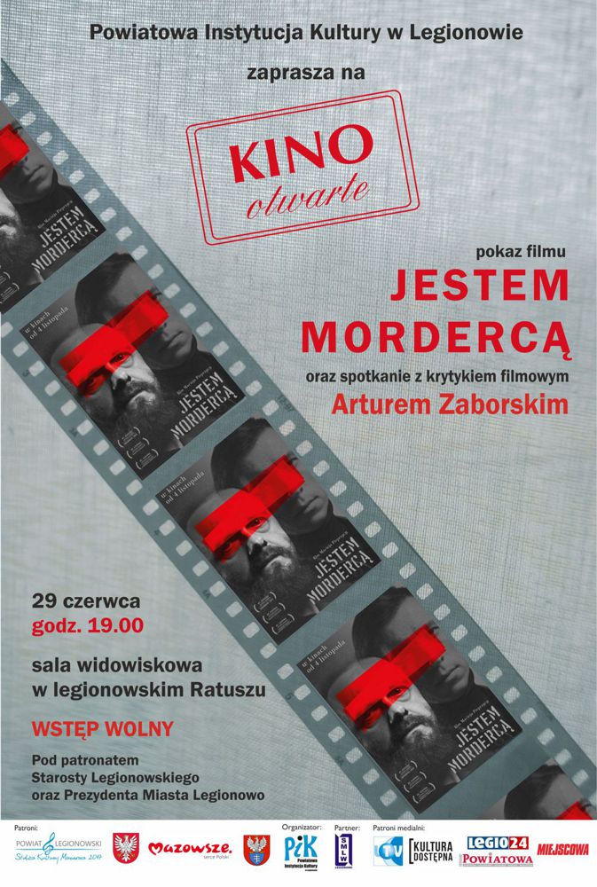 Plakat przedstawiający taśmę filmową, w której kadrami są plakaty z filmu Jestem mordercą (czarno-biały portret dwóch głównych bohaterów filmu; ich oczy częściowo zakrywa czerwony pasek).