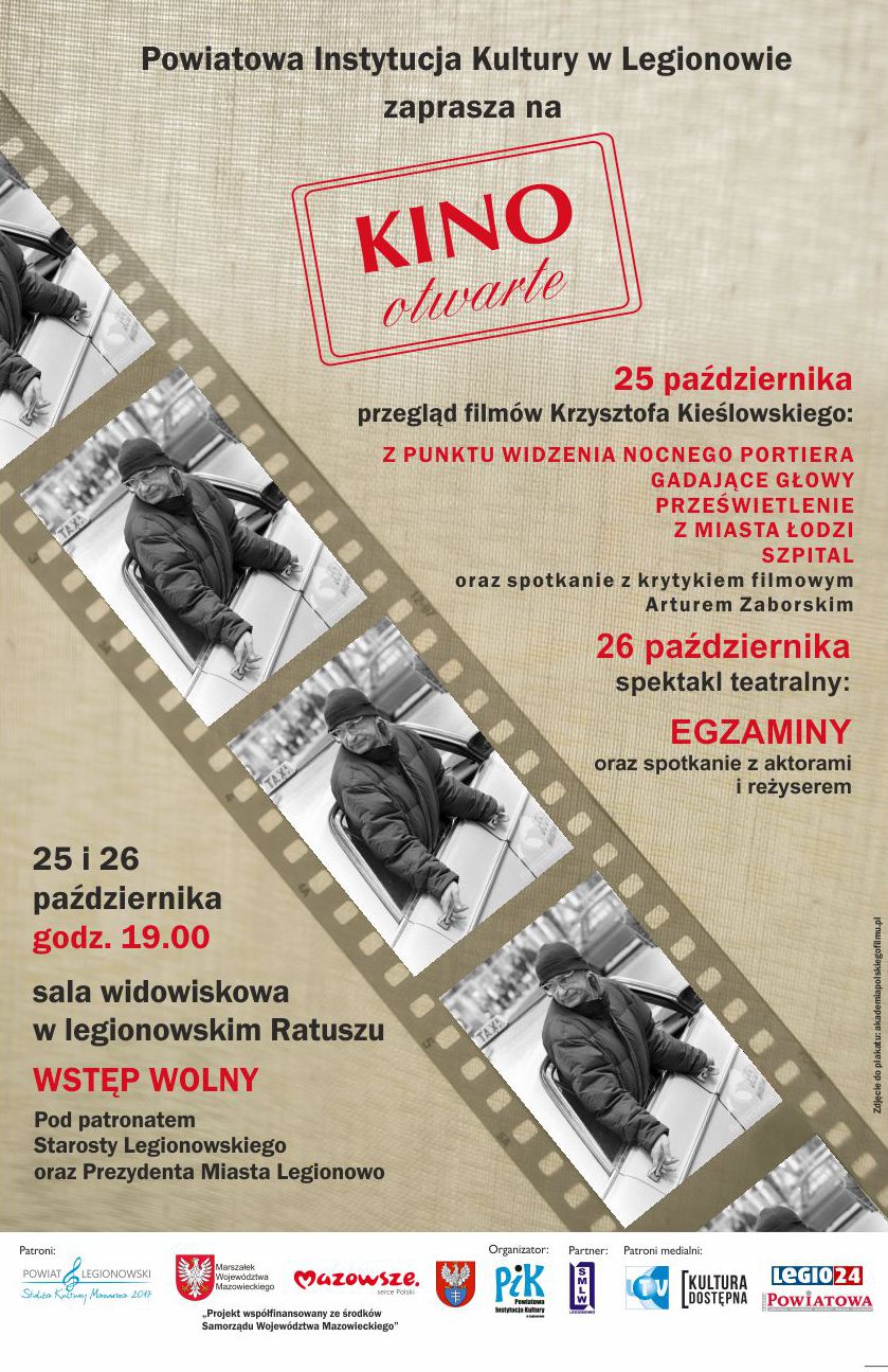 Plakat przedstawiający taśmę filmową, w której kadrami są czarno-białe portrety Krzysztofa Kieślowskiego wystającego przez okno samochodu.