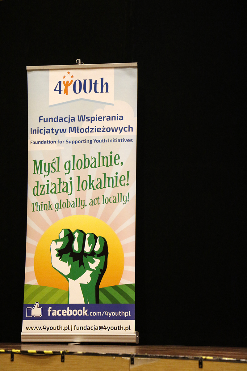 roll-up fundacji 4YOUth: Myśl globalnie, działaj lokalnie